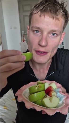 Eating white choclate with strawberries and cinnamon apples! #emileat #food #vlog