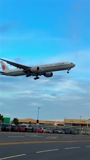 Air China Boeing 777-39L coming from Beijing to landing Heathrow Portland ￼
