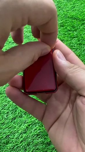 1.2K views · 4.9K reactions | Mi hermanita pidió este iPhone por internet y le llegó este mini iPhone #tips #trucos #tipssandtricks #iphone17promax #iphonetips #trucosdeiphone #iphonehacks #tech #tecnologia #technology #tips #tipsandtricks #tipsandtricks #android #androidtips #samsung #aplicaciones #bajalopro #personalizatucelular #parati #viral #trucos #kawaii #iphone17 #fundaspersonalizadas #trucoparacelular | Bajalodroid | Facebook