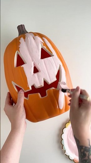 I made this faux terracotta pumpkin with a bit of paint and baking soda! #halloween #pumpkinseason