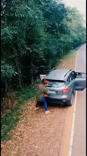 Amarjeet Kumar on Instagram: "ご存知ですか? 日本では今、「歩く足跡」から発電しています! ⚡ 日本では現在、一歩ごとに発生するエネルギーを電気に変換する圧電タイルが設置されています! 🦵 人がこれらのタイルの上を歩くと、体重と動きによってタイルに圧力がかかり、タイルがわずかに曲がり、機械的な応力が生じます。タイル内の特殊な素材がこの圧力を電荷に変換します。⚙️ 一歩ごとに少量の電気が生成されますが、何百万人もの人が毎日歩く場合（東京の渋谷駅では1日240万歩以上!）、LEDライト、ディスプレイ、さらにはセンサーに電力を供給するのに十分なエネルギーが生成されます! 💡🌱 この技術は、未来の都市が一歩ごとに「充電」されることを示しています。想像してみてください。もし私たちの都市がこのようなタイルで覆われていたら、私たちの動きだけで発電できるのでしょうか? ⚡ #日本 #テクノロジー #イノベーション #グリーンエネルギー #未来技術 知識 知ってますか 技術事実 持続可能なエネルギー 発明 トレンド 日本は圧力電気磁器を使用して電気エネルギーを歩行に変