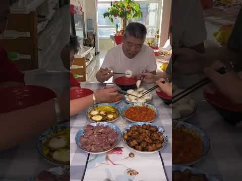 美食相伴，家人相随，幸福满满 #家庭时光 #家庭聚餐#一起吃饭 #和家人吃饭#家常菜 #家庭温暖#幸福时刻 #用餐时间#美食与爱 #家的味道