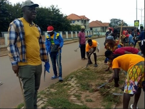 Watch Dormaahene lead a massive clean-up exercise in his community