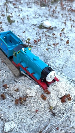 Gordon crashes into the sand #thomasandfriends #accidentshappen