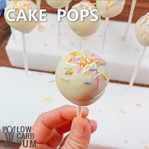 With just 3g net carbs in each one, indulge in these keto cake pops at your next party or get together! They are also amazing for curbing quick sweet cravings. This cake pop recipe is for chocolate cake pops but you'll get notes to make other flavors at Low Carb Yum. PRINTABLE RECIPE & TIPS : https://lowcarbyum.com/keto-cake-pops/ | Low Carb Yum