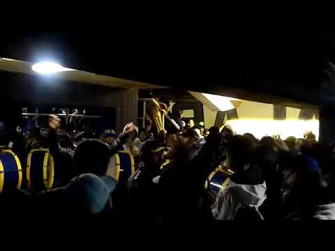 Fumando porro y tomando vino