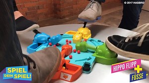 Habt ihr Hippo Flipp schonmal mit den Füßen gespielt? Welcher Fuß schnappt sich bei euch die meisten Chips? Der Linke 😮 oder der Rechte 👍 ? #spieldeinspiel | Hasbro Gaming