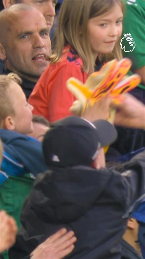 Jordan Pickford gives his goalkeeper gloves to a young Everton fan… And they can’t believe their luck! 💙 | Premier League