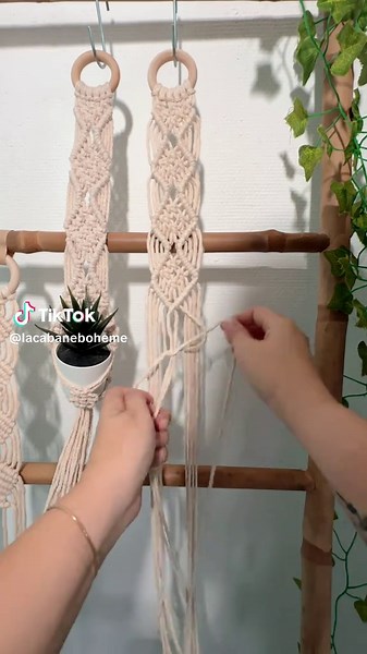 Suspension macramé : Regarde le résultat 😍 et viens apprendre à le faire toi-même ! Le tuto complet est sur ma chaîne YouTube 💪🌿 #macramé #diy #deco #plantes #tuto