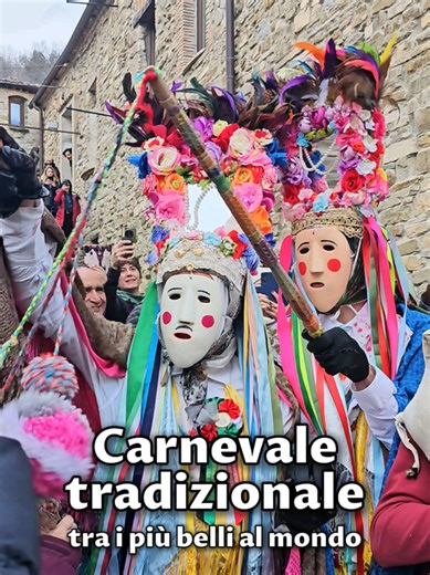 Al Carnevale di Alessandria del Carretto l’aria che si percepisce è incredibile. E non è per l’altitudine. È la musica che riempie i vicoli, il suono dei campanacci che scandisce il passo, I Połëcënellë che ballano con una garbatezza antica e uno sguardo pieno di fiducia. In questo angolo di Calabria, tra le montagne del Pollino, va in scena da secoli un racconto che parla di equilibrio e rinascita: luce e ombra che si sfiorano, inverno che lascia spazio alla primavera. Il Carnevale di Alessandr