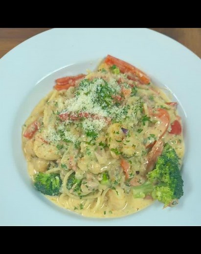🍷 Wednesday = Italian Night at Gourmet Girls! 🇮🇹✨3–7PM — pull up a chair, pour a glass, and let’s make dinner easy and delicious! 🍅 Chicken Penne alla Vodka — creamy tomato-vodka sauce with spinach & squash, kissed with basil and Parmesan. 🍤 Shrimp Primavera — sautéed shrimp, red peppers, broccoli & tomato in a white-wine cream sauce over spaghetti. Each served with a crisp Caesar salad — and perfectly paired with a glass of Riesling or Sauvignon Blanc. 🍾 Come get cozy, mangia well, and to