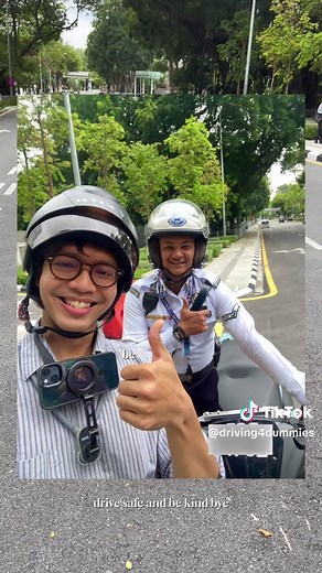 Abang Polis Jaga Keselamatan, Pothole Terlihat!