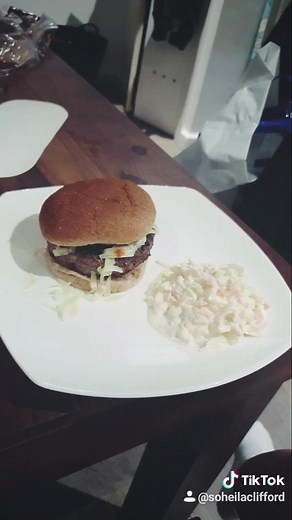 Made my burgers🍔 #fyp #foryoupage #fy #foodie #foodvideo #dontletthisflop #foodlover #foodoftik #tutorial #yummy #tasty #fypchallenge #food #chef