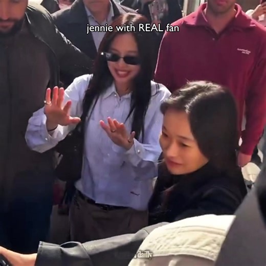 “Idols is human too” yet people dare to say she’s RUDE and ARROGANT not knowing how uncomfortable she is when people following and stalking her , give her some privacy and respect . She’s human too… yall are sick asf 🫩 #JENNIE #BLACKPINK