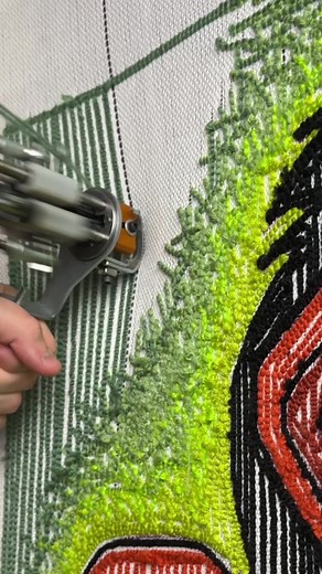 How to make a gradient using a tufting machine 🧶 I’ve been making custom rugs for 2 years now, and made a 6 MINUTE tutorial on how to get started! Message me with COMMISION REQUESTS • • • • • #tufting #tuftingart #customrugs #DIY #DIYhomedecor #textiles #fiberart #fineart #tuftingrugs #tuftingmachine