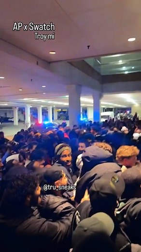 New video shows chaos erupting at Somerset Mall in Troy during the AP x Swatch release as large crowds rushed through the mall grounds Saturday morning. Hundreds reportedly lined up overnight, with police from multiple departments called in to help manage the crowds. 🎥: @ tru_sneaks/IG