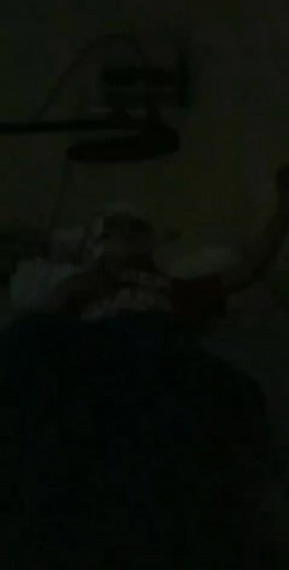 Photosensibilité et épilepsie : comprendre pour mieux protéger La photosensibilité est un type d’épilepsie où certaines lumières ou images peuvent déclencher des crises. Environ 3 % des personnes épileptiques y sont sensibles, surtout les enfants et les adolescents. Ma fille en fait partie : elle est photosensible, ce qui veut dire que des lumières que tout le monde trouve normales peuvent, pour elle, devenir dangereuses. C’est une vigilance constante. Les déclencheurs les plus fréquents : • lum