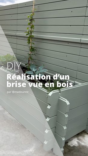 Tuto : Brise-vue en bois ! 🌿 @madounne a choisi la teinte Kaki Grisé pour créer un superbe brise-vue. Cette couleur s’intègre parfaitement à son jardin et ajoute une touche de charme ! 🎨 Couleurs d’ICI - Kaki grisé #madeinfrance #v33alasource #decomaison #instadeco #madecoamoi #madeinfrance #renovationmaison #couleursd’ici #peintures #kakigrisé #brisevuebois | V33 France