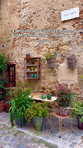 🇮🇹📍This famous village inside a castle is called Monteriggioni! With only about 50 residents, it’s nestled on a hilltop. Visiting feels like stepping into a medieval fairytale. Here’s how to plan the perfect visit! 👇 🚗 Getting There: ✅ Option 1: Take a day trip with Ciao Florence Tours. Their day tour from Florence includes Monteriggioni, Siena, a Chianti Winery and San Gimignano and costs only 62 EUR. 📍 Comment down ‘Siena’ for the link. ✅ Option 2: Easily accessible by car from Florence