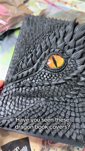 New dragon arrival at TheDragonWard.com - replaceable #booksleeve designed for #FourthWing paperbacks! Just insert your #paperback and transform it into a real #dragon. #Tairn approves.