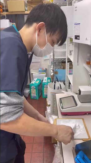 【薬局の裏側】軟膏はこう混ぜるよ!!!(筋肉アスリート系薬剤師編)