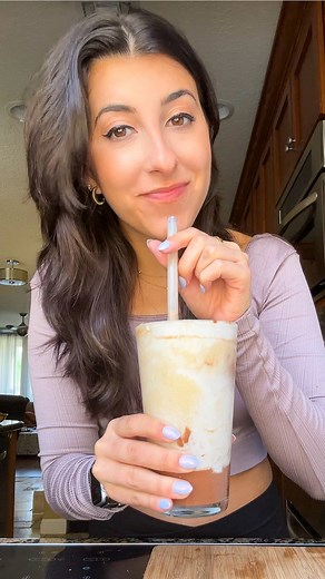 667K views · 519 reactions | @alexawhatsfordinner wanted to try Emma Chamberlain's Erewhon smoothie… but doesn’t live anywhere near an Erewhon! So, homemade it was 﫡 Verdict: DELICIOUS but it is a lot of ingredients for a smoothie 樂 Find the recipe in the comments! | Tasty | Facebook