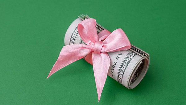 6 creative ways to gift money this holiday season