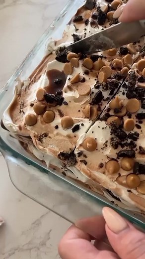 ICE CREAM CAKE 🍦🍦🍦 This is the MOST delicious way to celebrate someone! Ice cream cake trumps traditional cake in our house so I wanted to try making one & it came out SO GOOD! You don’t have to make two layers like I did & you can get creative with the toppings, but this recipe was incredible and such a hit! If you’re going to use whole Oreos, don’t freeze too long or the cookies become too hard. If you need to freeze the ice cream cake overnight, use Oreo crumbles instead! I hope whoever yo