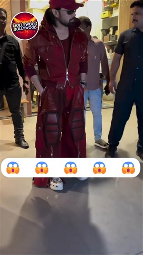 Himesh Reshammiya alien cloth 👽😱Weird fashion spotted🔥 Bollywood Breaking News - BOLLYWOOD BOLLYWOOD