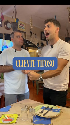 🇮🇹Mai disturbare un cliente mentre guarda la partita😂. 🇬🇧Never disturb a customer while watching the match😂 | Osteria Scugnizzi - Ristorante Napoletano