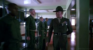 The Trashmen - Surfin Bird. Banda sonora de la película de Stanley Kubrick de 1987 "Full Metal Jacket" Full Metal Jacket trata la historia sigue a un pelotón de infantes del Cuerpo de Marines de los Estados Unidos a través de su entrenamiento en el centro Marine Corps Recruit Depot Parris Island, en Carolina del Sur y el retrato de las experiencias de dos de los marines del pelotón en las ciudades vietnamitas de Đà Nẵng y Huế, durante la ofensiva del Tet, en el contexto de la guerra de Vietnam. 