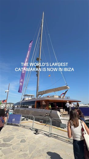 The world’s largest catamaran is now in Ibiza. Art Explora Festival is docked in the port and you can step on board for free. Inside, you’ll find two immersive experiences: • A sound journey on the upper deck; close your eyes and travel across the Mediterranean through sound alone. • A virtual‑reality experience where you choose between Alexandria, Athens or Venice in all their historic beauty. There are also creative workshops running throughout the week. Catch it before it sails away on 29 Apr