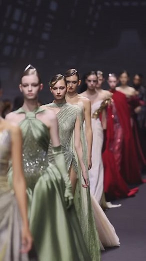 Mariam Osman | Um resumão de tudo que vi durante a semana de moda que aconteceu em Dubai! Teve vestidos icônicos da @zeenazaki, coleção para o... | Instagram