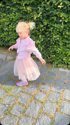 Dennis Knudsen on Instagram: "Daddys littel prinsessa 🙏❤️. Det har holdt hårdt at få aura i kjoler og prinsesse ting. Hun vil helst ha spidermann hulk og drenge tøj på. , men nu er far glad 😀😀❤️🤣#mylife #myprincess👑 #mygirl @dennisknudsenprivate"