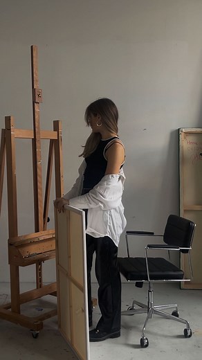 Jette on Instagram: "𝗜 𝗹𝗼𝘃𝗲 𝗺𝘆 𝘀𝗽𝗮𝗰𝗲, 𝘄𝗼𝗿𝗸 & 𝗿𝗼𝘂𝘁𝗶𝗻𝗲 🖼️ Seit einem Jahr arbeite ich nun im Atelier. Dass sich meine Kunst und Arbeit dadurch weiter entwickelt und verbessert, habe ich natürlich gehofft, aber dass es mir SO viel bringt, habe ich nicht erwartet. Ich filme auch aktuell einen Art Vlog über den gesamten Januar verteilt, in dem ich meine Fortschritte dokumentiere. Ich habe große Lust diese Vlogs als monatliches Format auf YouTube zu posten, da viele das als wün
