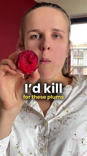 Low-sugar plum cobbler in 20 minutes! Plums are in full season, let’s make a low-sugar plum cobbler together! 5 minutes of your time and 15 minutes baking - great option for a last-minute dessert! Ingredients (grams, ~2 servings) Fresh plums — 200 g Coconut sugar — 15 g Almond flour — 40 g Wheat flour — 20 g Oats — 20 g Butter or coconut oil — 20 g Cinnamon — 2 g Slice plums, sprinkle с sugar   cinnamon. Mix almond and wheat flour   oats   butter → crumble. Sprinkle crumble on plums. Bake in ove