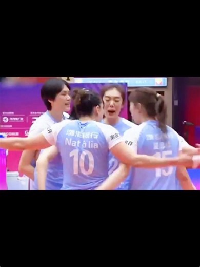 NATÁLIA ZILIO: MODO MONSTRO ATIVADO! 🦁🔥 Todo ponto é match point! 💥 Com 30 pontos e incríveis 48% de aproveitamento nos ataques, a Nati brilhou e liderou o Tianjin Bohai Bank na vitória sobre o Shanghai Bright Ubest por 3x1 (25-22 | 25x18 | 23x25 | 25x20) pela 5ª rodada da Fase Regular da Liga Chinesa de Vôlei Feminino (CVL). 🏐 Ataques pesados e muita categoria da nossa brasileira! 🇧🇷✨ A Natália ainda tem vaga na Seleção Brasileira? Sim ou com certeza? Deixe sua opinião! ✍️ Dá um like 👍 e