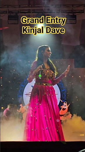 Grand Entry 😍 Kinjal Dave | Dance | Kinjal Dave live | surat | Garba | Navratri