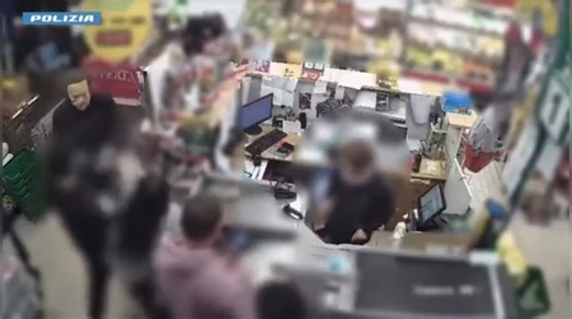 Roma: arrestato the Mask, il rapinatore di Ponte di Nona. Ecco il video del colpo in un supermercato