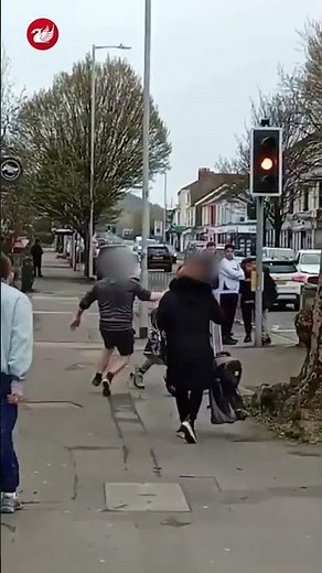🚨 The moment martial arts professional catches a violent thief outside Co-op in Wales