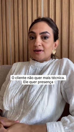 Gislene | Vendas de Frete on Instagram: "Hoje o cliente já chega sabendo o preço, o trajeto, o mercado. Mas ainda tem vendedor achando que vai fechar usando só técnica e script decorado. A verdade é que técnica sem presença… só faz barulho. E barulho não fecha carga. #vendadefrete #prospecção #transportadora #negociaçãologistica #vendascomautoridade posicionamentocomercial"