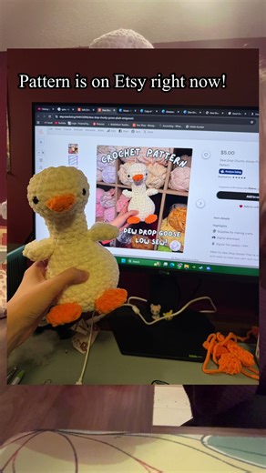 Get a little goose for $15 while you can! And like, comment, share to get his pattern for free 🥰❤️❤️ #crochet #goose