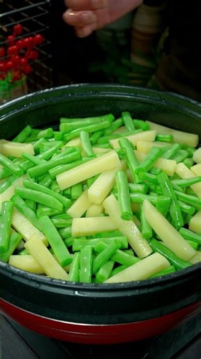 Steaming potatoes and beans is a signature dish #cooking #recipe #foodtutorial