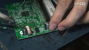 手工更换路由器内存芯片_高清