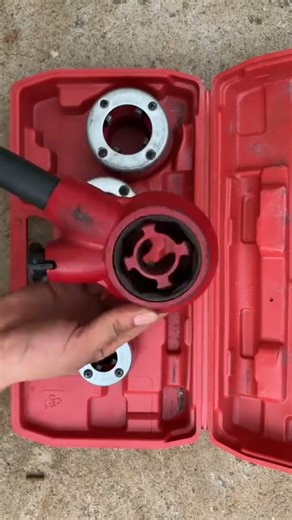 Threading Galvanized Pipe with a Manual Die Stock and Tee Fitting #shorts #metal #pipefitting