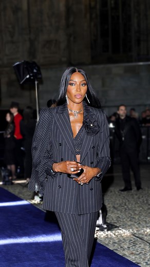 WHOOPSEE on Instagram: "Il titolo è di quelli perfetti. “Dal cuore alle mani”, un mantra che ha contraddistinto una delle storie più gloriose della moda: quella di Dolce&Gabbana. A Palazzo Reale a Milano, ieri sera, sabato 6 aprile 2024, è stata presentata in anteprima mondiale la mostra che celebra la Maison d’alta moda, con un parterre incredibile. A partire dalla Regina del Pop Cher, con il fidanzato Alexander Edwards, fino alla Regina delle passerelle, Naomi Campbell. Piazza Duomo si è trasf