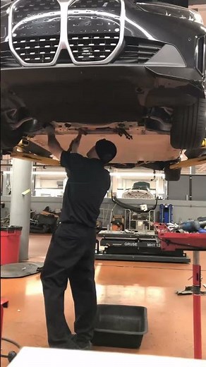 Removing High Voltage battery from #BMW # i4 #EV