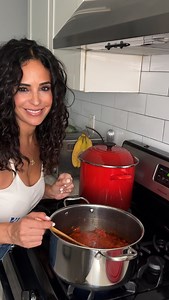 “Do you know how to make sauce…you know, sauce for macaroni?” C, A Bronx Tale. Let’s learn how to make a simple marinara sauce and pay it forward to the future dating pool so everyone could have a shot at having A Bronx Tale C and Jane story🥫🧄🌿 🍝 Marinara Sauce: Serves: 8 | Prep Time: 5 mins. | Cook Time: 20 mins. Ingredients: 2 – 28 oz cans of whole peeled Italian San Marzano tomatoes, crushed by hand in advance 5 tablespoons of extra virgin olive oil 5-6 large cloves of whole garlic, smash