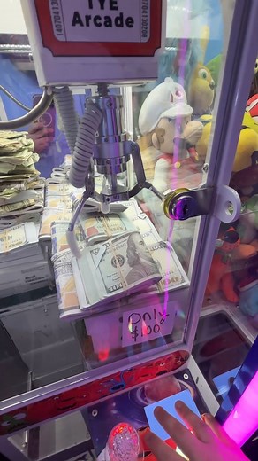 Whats Inside The Money Bundles #viral #clawmachine #arcade #hacks #iphone14 #iphone15promax #lifehacks | TYE Arcade