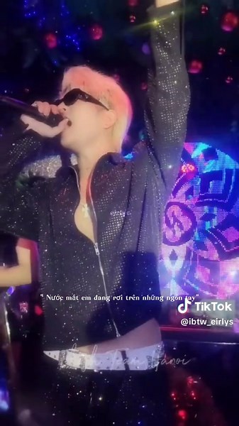 Kéo Áo Rhyder: Hành Động Đáng Yêu Từ Fan